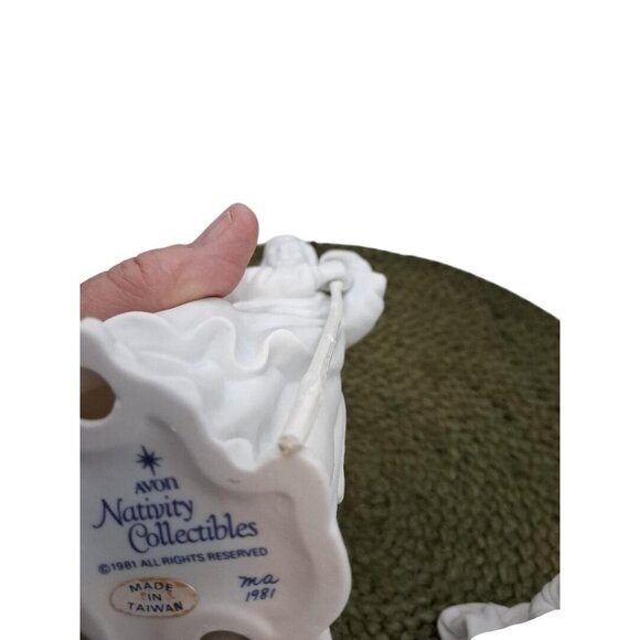 Avon Nativity Collectibles Holy Family Set Of Three Porcelain Figurines - Picture 7 of 8